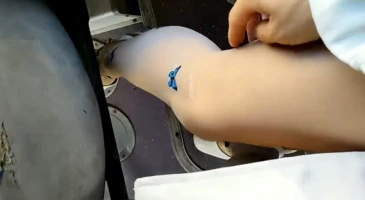 만원 버스안에서 대담하게 자위하며 물까지 뿜는 BJ