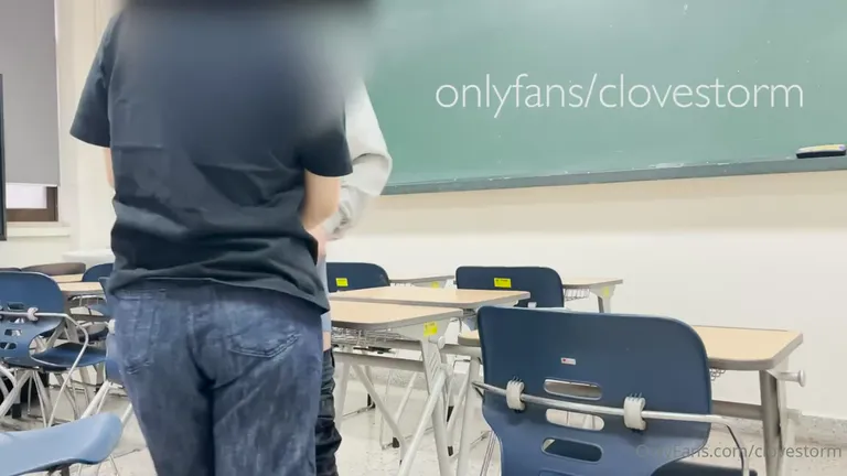짜릿함에 중독되어 끊을수가 없는 대학교 강의실 섹스