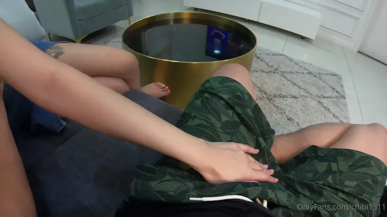 여친이 잠든틈을 틈타 여친의 절친 따먹기
