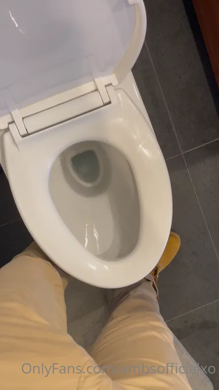 너무 급한 나머지 변기위에서