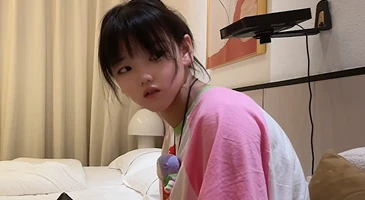 경멸에 가득찬 표정이 개꿀딱 맛집인 어린 업소녀